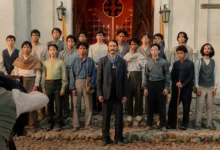 Grupo de personagens reunidos em frente a uma igreja em cena do trailer de Cem Anos de Solidão: Parte 2, série da Netflix baseada na obra de Gabriel García Márquez.