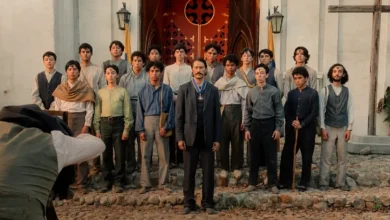 Grupo de personagens reunidos em frente a uma igreja em cena do trailer de Cem Anos de Solidão: Parte 2, série da Netflix baseada na obra de Gabriel García Márquez.