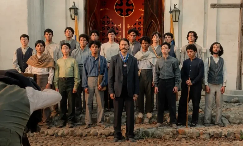 Grupo de personagens reunidos em frente a uma igreja em cena do trailer de Cem Anos de Solidão: Parte 2, série da Netflix baseada na obra de Gabriel García Márquez.