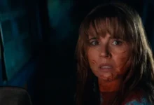 crystal lake serie 2026 Linda Cardellini interpreta Pamela Voorhees no primeiro teaser de Crystal Lake, série prelúdio de Sexta-Feira 13 produzida pela A24 para o Peacock.