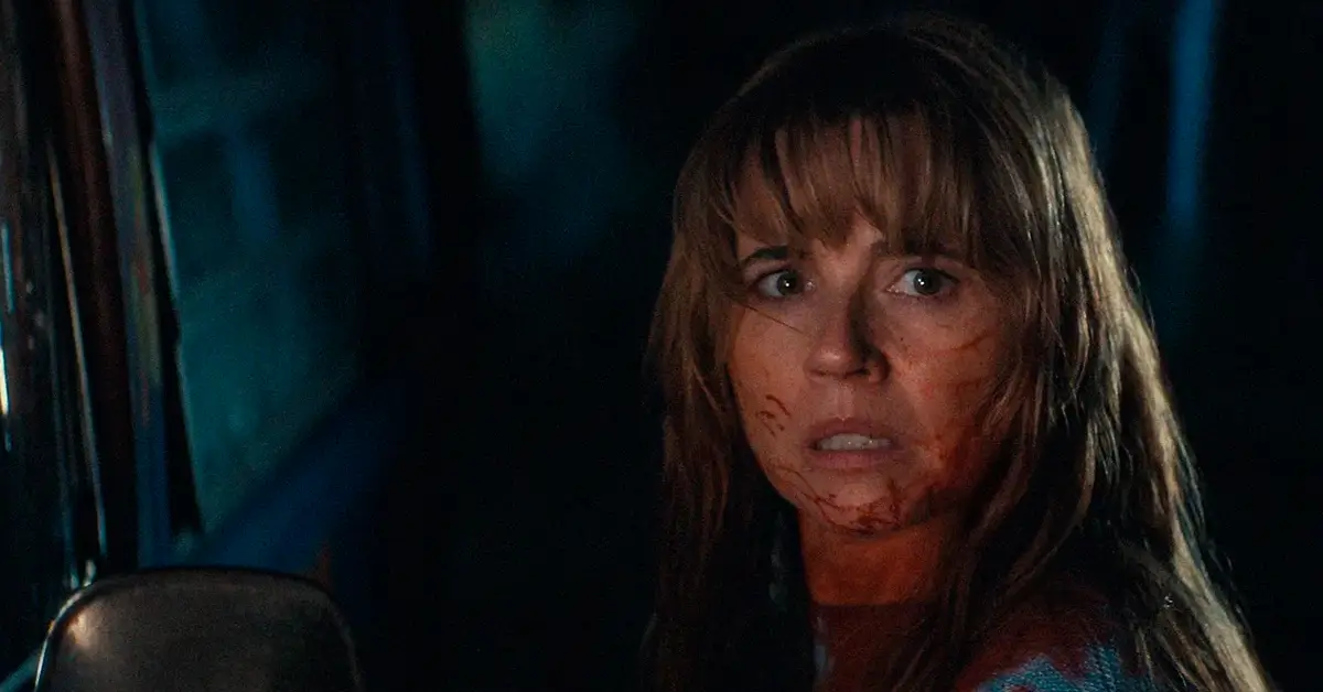 Linda Cardellini interpreta Pamela Voorhees no primeiro teaser de Crystal Lake, série prelúdio de Sexta-Feira 13 produzida pela A24 para o Peacock.