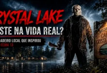 Jason Voorhees em frente ao lago Crystal Lake na arte de destaque que ilustra o cenário real que inspirou a franquia Sexta-Feira 13.