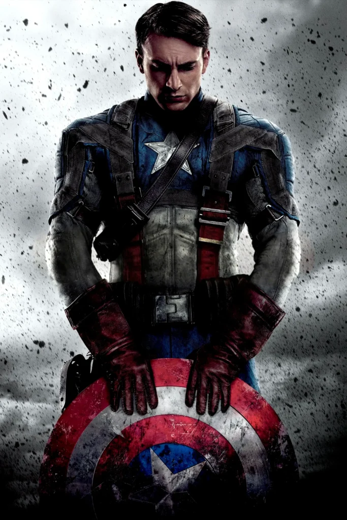 Capitão América segurando seu escudo em arte promocional de Capitão América: O Primeiro Vingador (2011), quinto filme da Fase 1 do MCU.
