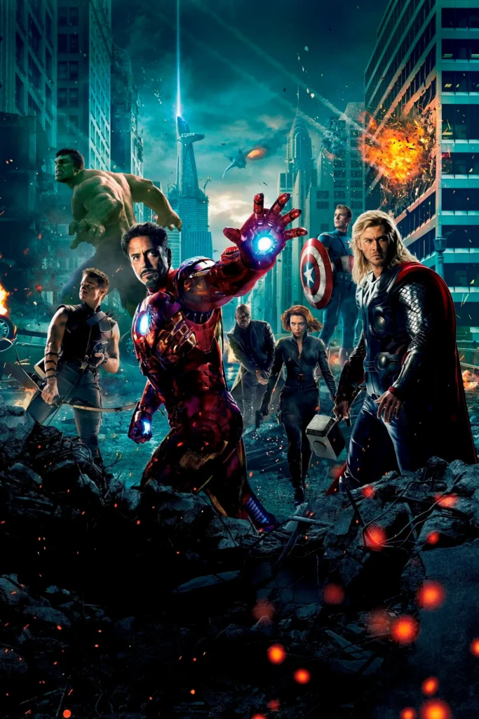 Homem de Ferro, Capitão América, Thor, Hulk, Viúva Negra, Gavião Arqueiro e Nick Fury em arte promocional de Os Vingadores (2012), encerramento da Fase 1 do MCU.