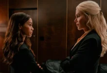 lioness temporada 3 Zoe Saldaña e Nicole Kidman frente a frente em uma sala de reuniões na Temporada 3 de Operação Lioness, destacando o clima de tensão e estratégia da série.