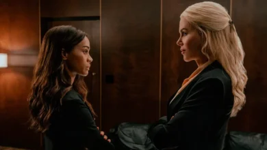 Zoe Saldaña e Nicole Kidman frente a frente em uma sala de reuniões na Temporada 3 de Operação Lioness, destacando o clima de tensão e estratégia da série.