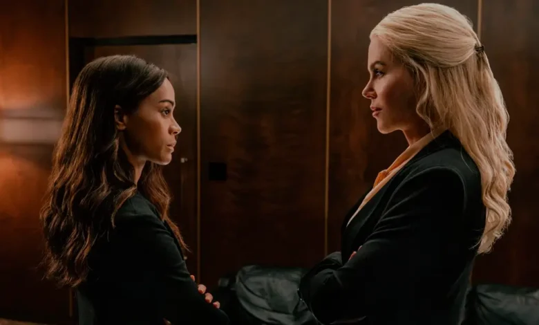 Zoe Saldaña e Nicole Kidman frente a frente em uma sala de reuniões na Temporada 3 de Operação Lioness, destacando o clima de tensão e estratégia da série.
