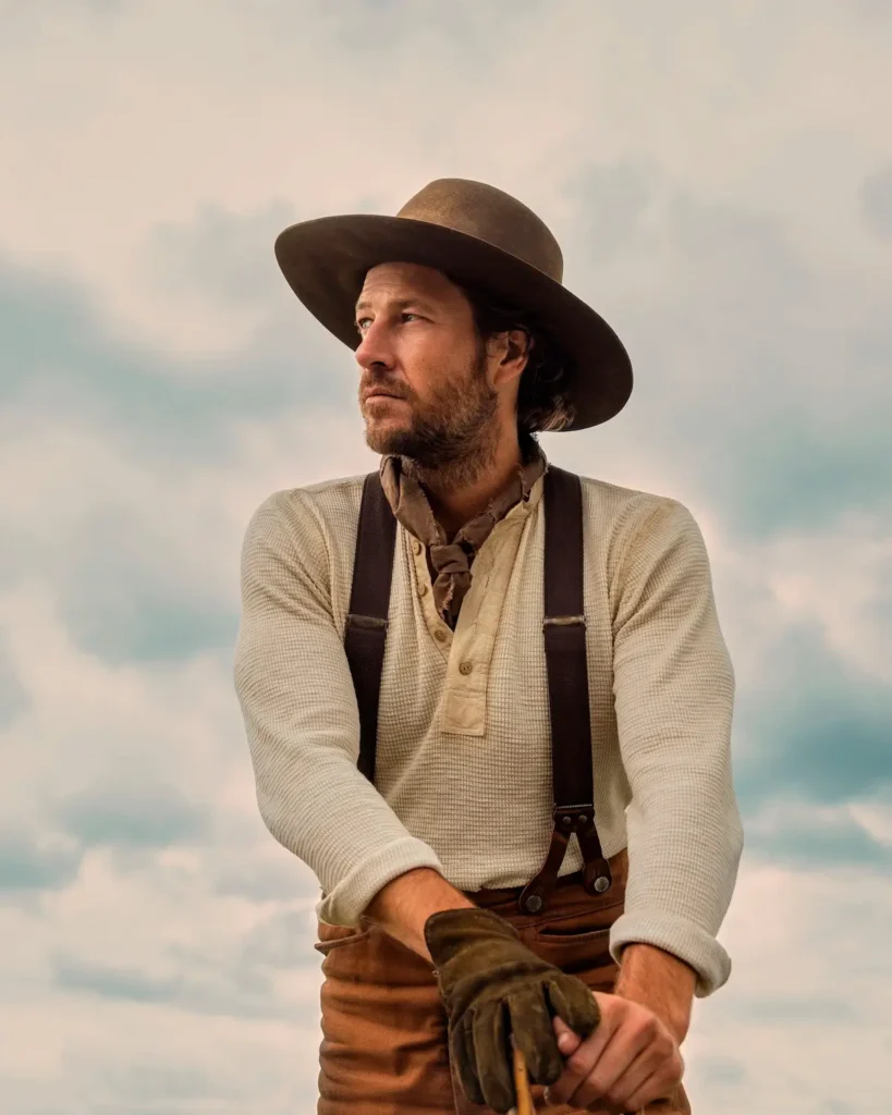 Luke Bracey como Charles Ingalls na série Uma Casa na Pradaria