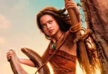 Catherine Lagaʻaia interpreta Moana em cena do live-action da Disney navegando em sua embarcação. Bilheteria de Moana (2026) acompanha a estreia do filme nos cinemas.