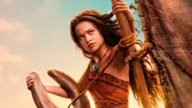Catherine Lagaʻaia interpreta Moana em cena do live-action da Disney navegando em sua embarcação. Bilheteria de Moana (2026) acompanha a estreia do filme nos cinemas.