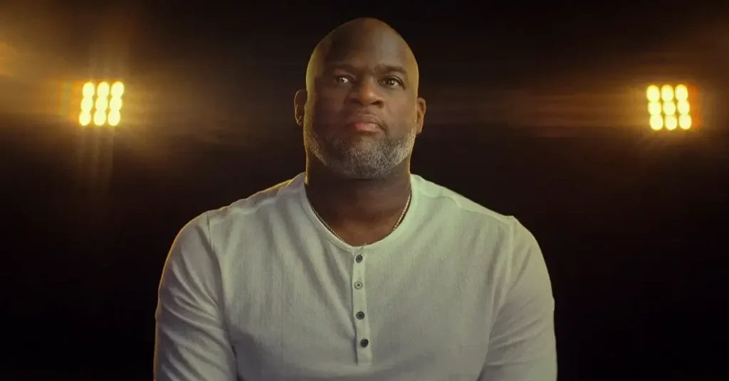 Vince Young durante entrevista para o documentário Untold: O Depoimento de Vince Young, da Netflix.