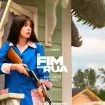 Cartaz de O Fim da Rua mostrando Anne Hathaway segurando um rifle enquanto uma criatura gigante surge atrás de uma casa.