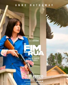 Cartaz de O Fim da Rua com Anne Hathaway Cartaz de O Fim da Rua mostrando Anne Hathaway segurando um rifle enquanto uma criatura gigante surge atrás de uma casa.