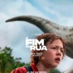 Cartaz de O Fim da Rua mostrando Christian Convery assustado enquanto uma enorme criatura aparece ao fundo.