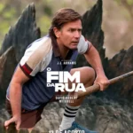 Cartaz de O Fim da Rua mostrando Ewan McGregor segurando uma ferramenta enquanto observa algo fora de cena em meio a um cenário ameaçador.