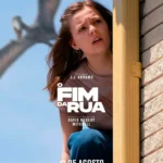 Cartaz de O Fim da Rua com Maisy Stella escondida atrás da parede de uma casa enquanto observa uma criatura gigantesca ao fundo.