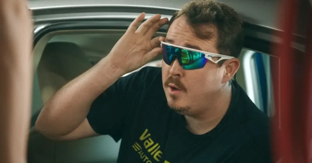 Shane Gillis retorna na terceira temporada de O Rei dos Pneus, sitcom da Netflix ambientada em uma oficina mecânica.