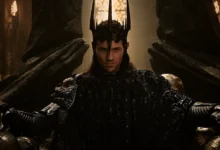 Sauron, interpretado por Charlie Vickers, sentado em seu trono na terceira temporada de O Senhor dos Anéis: Os Anéis de Poder.