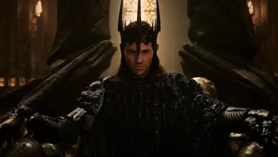 Sauron, interpretado por Charlie Vickers, sentado em seu trono na terceira temporada de O Senhor dos Anéis: Os Anéis de Poder.