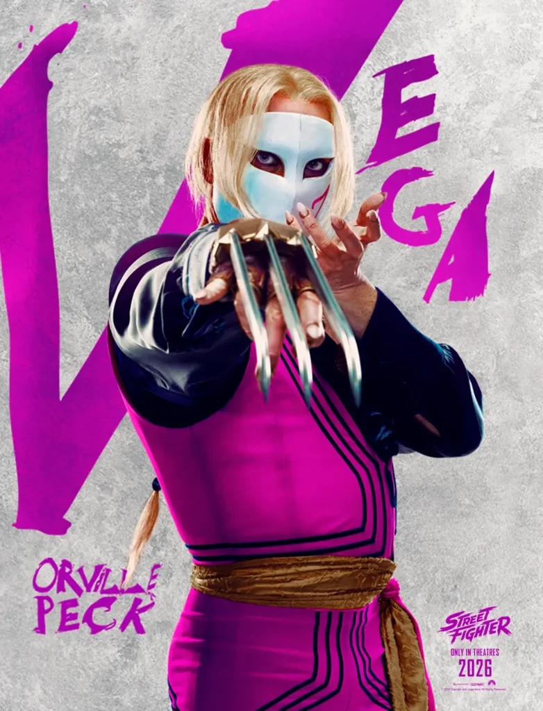 Orville Peck como Vega em Street Fighter (2026), usando máscara e garra metálica.