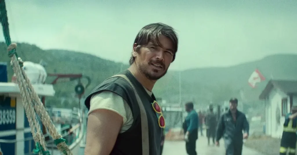 Josh Hartnett como Calvin Penney em cena da minissérie Profundezas (2026), produção original da Netflix ambientada em um porto, com estreia marcada para 8 de outubro de 2026.