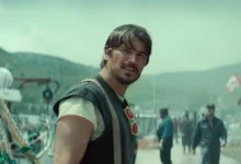 Josh Hartnett como Calvin Penney em cena da minissérie Profundezas (2026), produção original da Netflix ambientada em um porto, com estreia marcada para 8 de outubro de 2026.