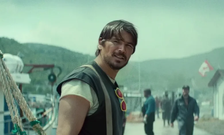 Josh Hartnett como Calvin Penney em cena da minissérie Profundezas (2026), produção original da Netflix ambientada em um porto, com estreia marcada para 8 de outubro de 2026.