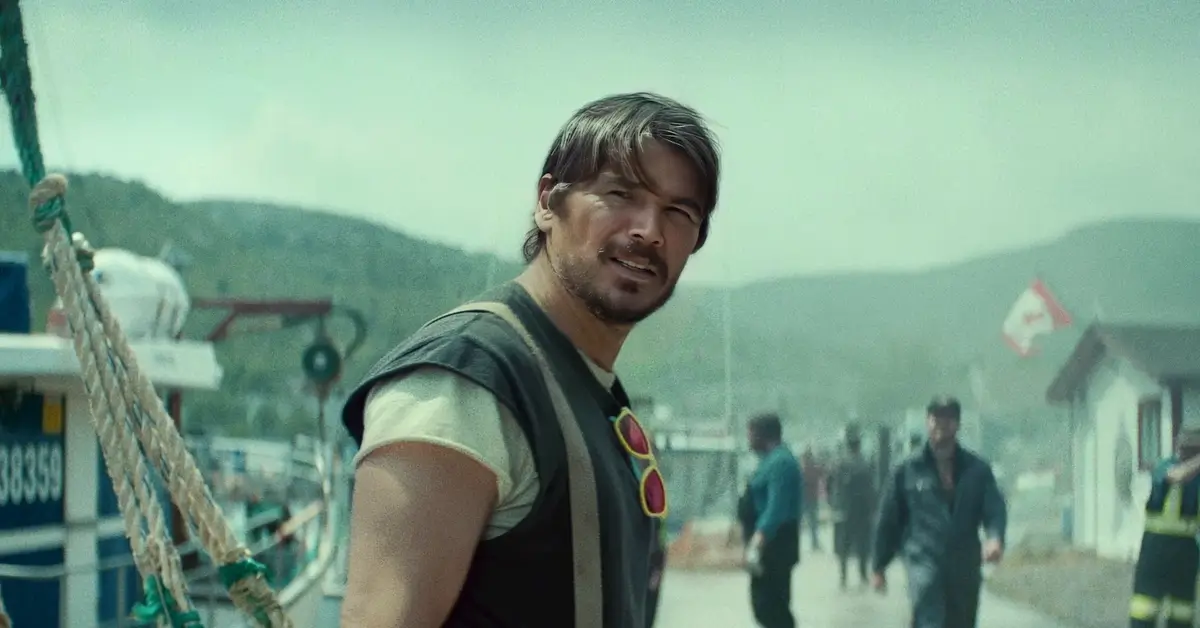 Josh Hartnett como Calvin Penney em cena da minissérie Profundezas (2026), produção original da Netflix ambientada em um porto, com estreia marcada para 8 de outubro de 2026.