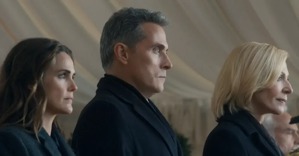Kate Wyler, Hal Wyler e Grace Penn em cena da 4ª temporada de A Diplomata