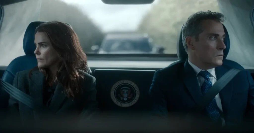 Kate e Hal Wyler aparecem juntos em um carro na 4ª temporada de A Diplomata