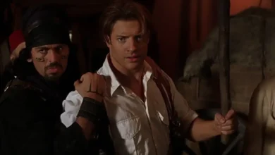 Brendan Fraser e Oded Fehr em cena de A Múmia (1999), personagens que retornarão em A Múmia 4.
