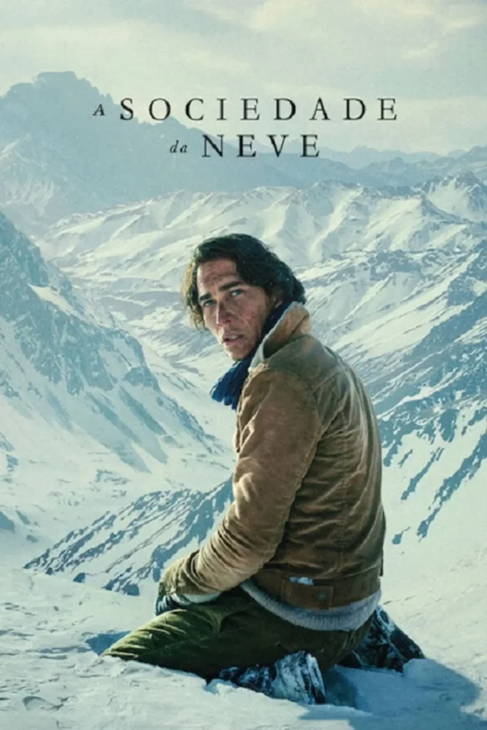 Pôster de A Sociedade da Neve com um sobrevivente sentado na neve diante das montanhas dos Andes