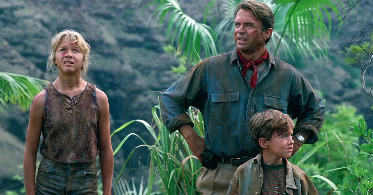 Alan Grant, Lex Murphy e Tim Murphy sobrevivem aos ataques dos dinossauros em uma cena de Jurassic Park: O Parque dos Dinossauros (1993).