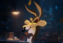 Coyote em cena do filme, com expressão determinada em ambiente urbano noturno
