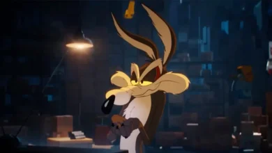 Coyote em cena do filme, com expressão determinada em ambiente urbano noturno