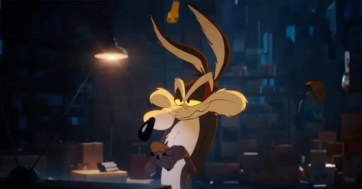 Coyote em cena do filme, com expressão determinada em ambiente urbano noturno