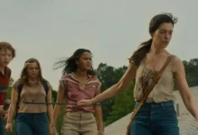 Bilheteria de O Fim da Rua: Anne Hathaway, Maisy Stella, Jordan Alexa Davis e Christian Convery em cena do filme de 2026
