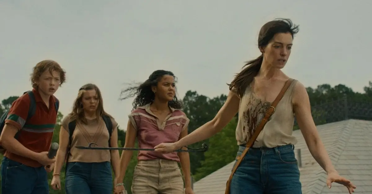 Bilheteria de O Fim da Rua: Anne Hathaway, Maisy Stella, Jordan Alexa Davis e Christian Convery em cena do filme de 2026