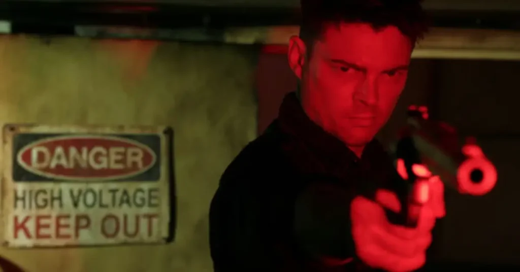 Karl Urban em cena de Black Water Transit, thriller policial concluído que permaneceu inédito por problemas judiciais