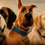 Cachorros mais marcantes do cinema reunidos em arte editorial com São Bernardo, Scooby-Doo e Marley, destacando cães famosos de filmes.