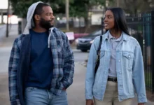 Naomi Baker e Jay Reeves em cena de Cartas de Redenção (2026), caminhando juntos por uma rua enquanto conversam.