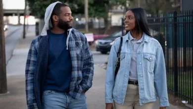 Naomi Baker e Jay Reeves em cena de Cartas de Redenção (2026), caminhando juntos por uma rua enquanto conversam.