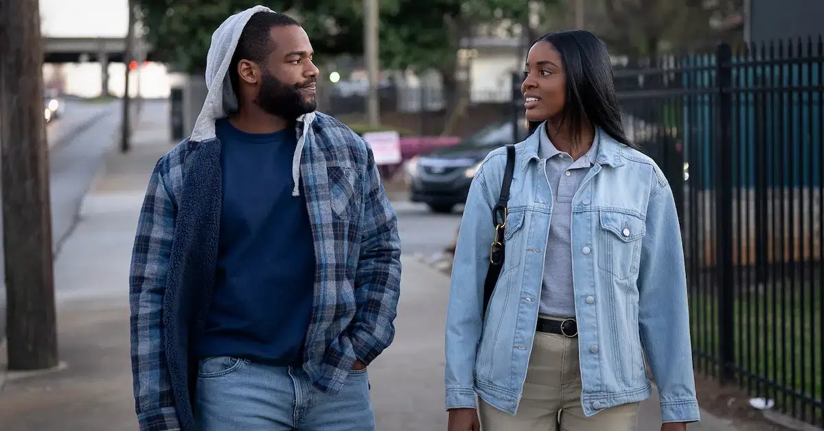 Naomi Baker e Jay Reeves em cena de Cartas de Redenção (2026), caminhando juntos por uma rua enquanto conversam.