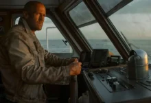Jason Statham como protagonista de Código: Vingança (2026) pilotando uma embarcação em alto-mar