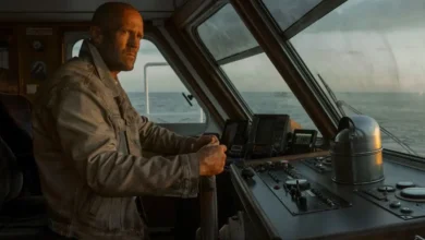 Jason Statham como protagonista de Código: Vingança (2026) pilotando uma embarcação em alto-mar