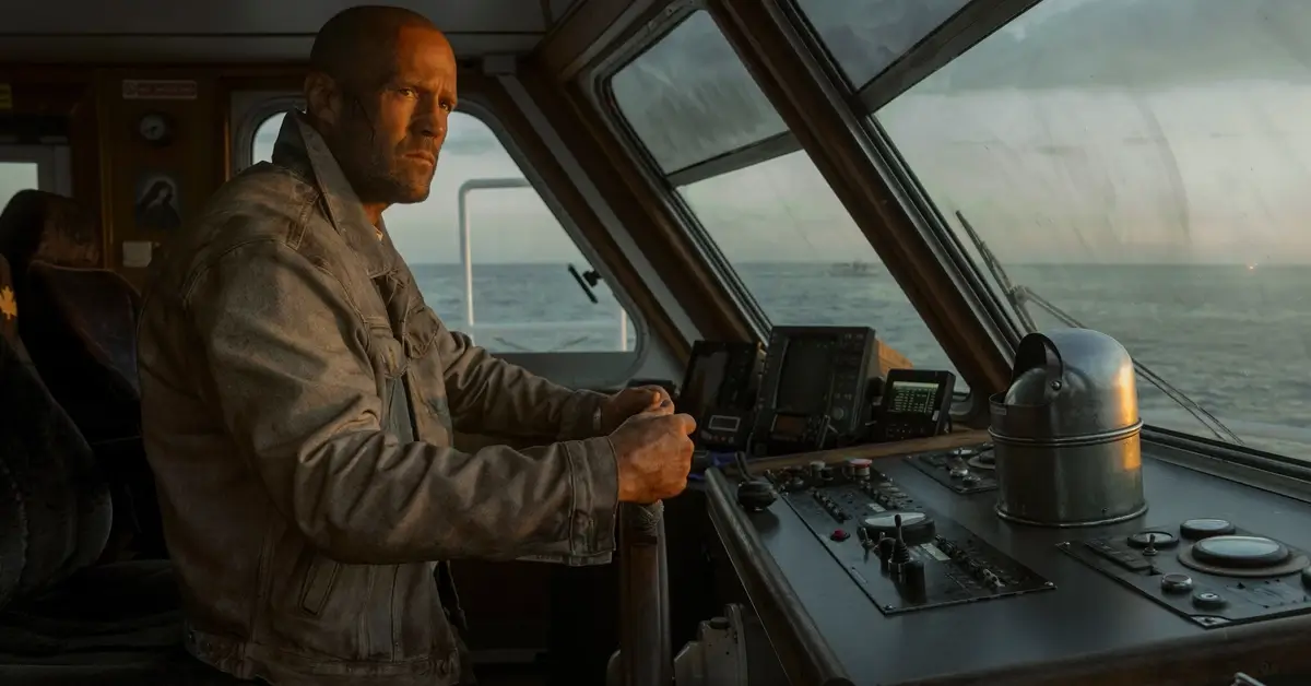 Jason Statham como protagonista de Código: Vingança (2026) pilotando uma embarcação em alto-mar
