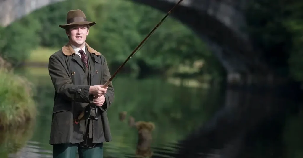 Dan Stevens em Downton Abbey interpretando Matthew Crawley durante uma cena de pesca