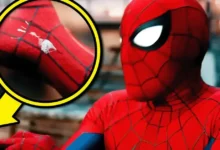 Detalhes que você perdeu em "Homem-Aranha: Um Novo Dia": imagem destaca um pequeno rasgo no traje do Homem-Aranha durante uma cena do filme.