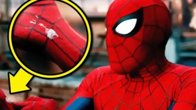 Detalhes que você perdeu em "Homem-Aranha: Um Novo Dia": imagem destaca um pequeno rasgo no traje do Homem-Aranha durante uma cena do filme.