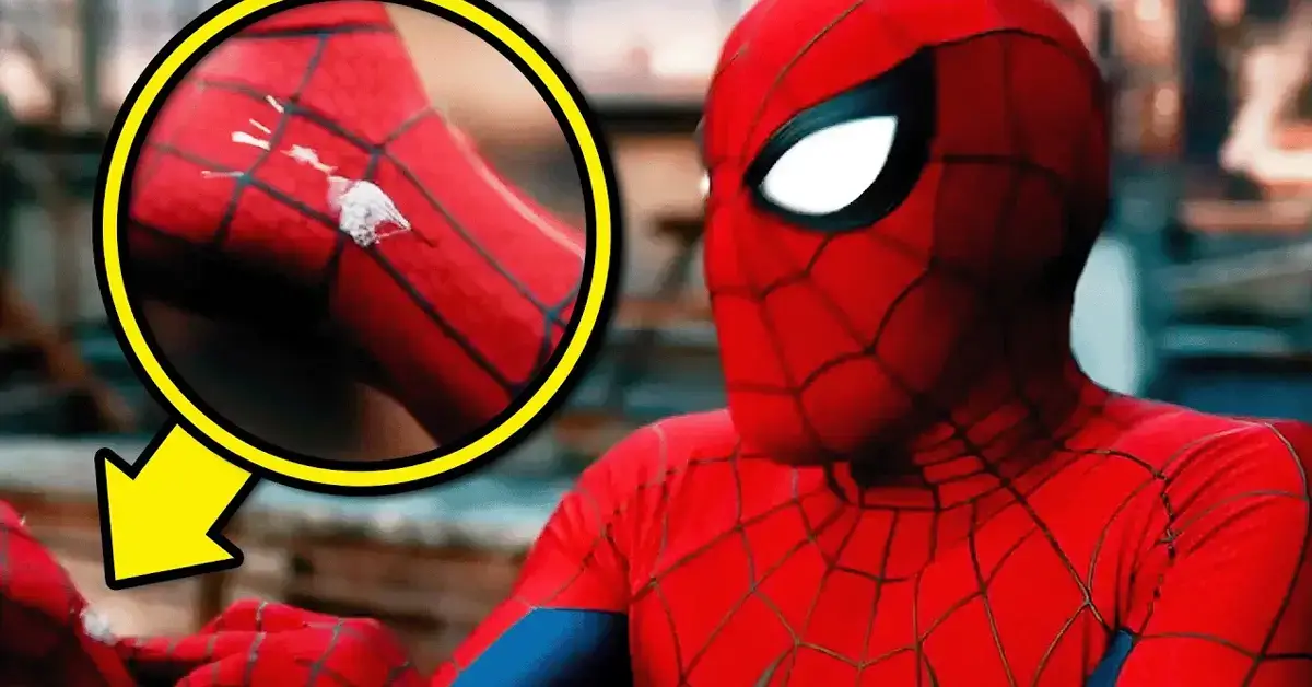 Detalhes que você perdeu em "Homem-Aranha: Um Novo Dia": imagem destaca um pequeno rasgo no traje do Homem-Aranha durante uma cena do filme.